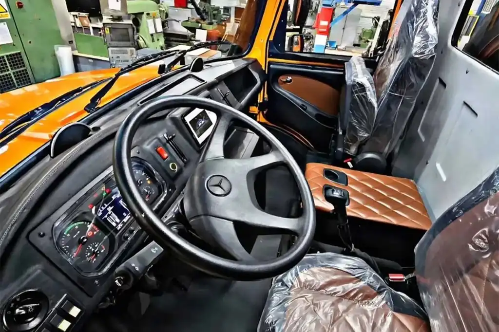 نمای داخلی بنز واگن هود پلاس